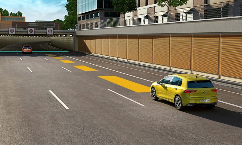 Una Volkswagen Golf di colore giallo si muove nel traffico stradale utilizzando la regolazione automatica della distanza ACC, disponibile come optional.