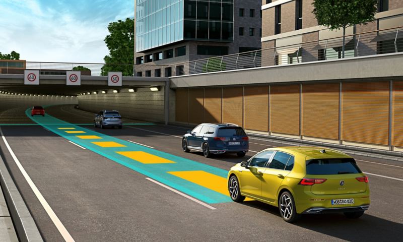 Una Volkswagen Golf Variant di colore giallo si muove nel traffico stradale utilizzando il «Travel Assist» opzionale.