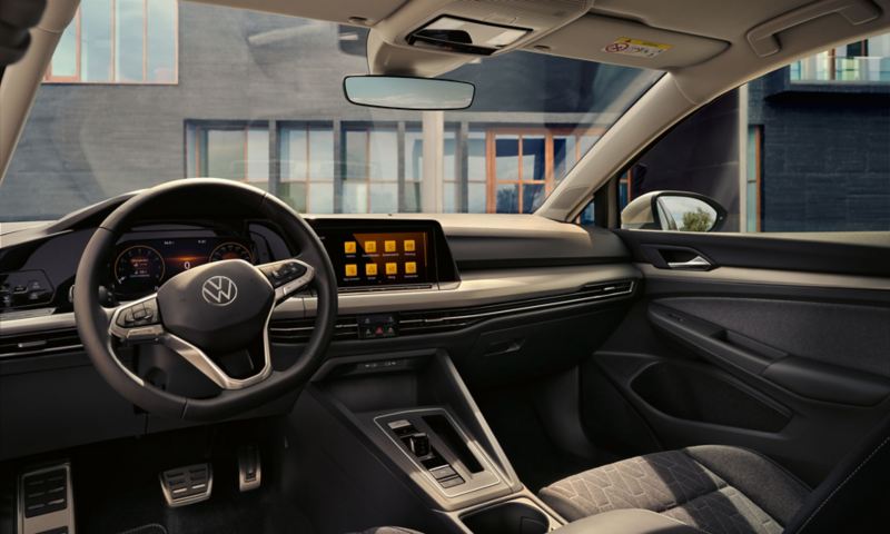Innenraum des VW GOLF MOVE mit Blick auf das Cockpit mit Radio Ready 2 Discover, MOVE Sitzbezügen und Air Care Climatronic