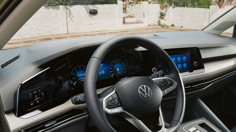 Innenraum VW Golf mit Blick auf Multifunktionslenkrad und Radio "Composition" mit großem Touchscreen.