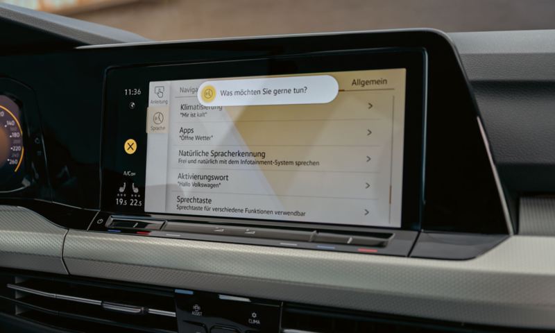 Blick auf das TFT-Display im Interieur des Kompaktwagens VW Golf MOVE, die Sprachbedienung ist aktiviert