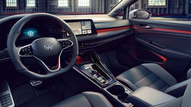 VW Golf GTI Clubsport Interieur: Multifunktions-Sportlenkrad, rote Ambientebeleuchtung und Sportsitze. 
