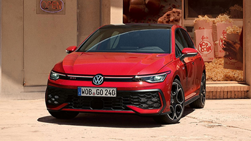 Kobieta wsiadająca do niebieskiego VW T-Cross