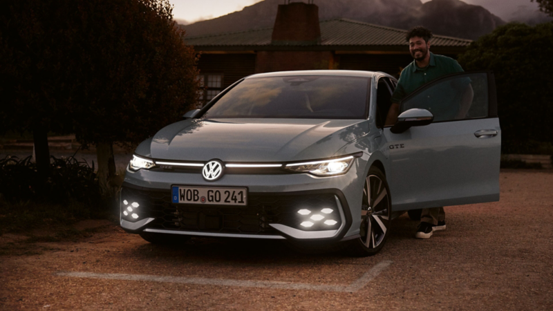 Golf GTE edestä illan pimeydessä