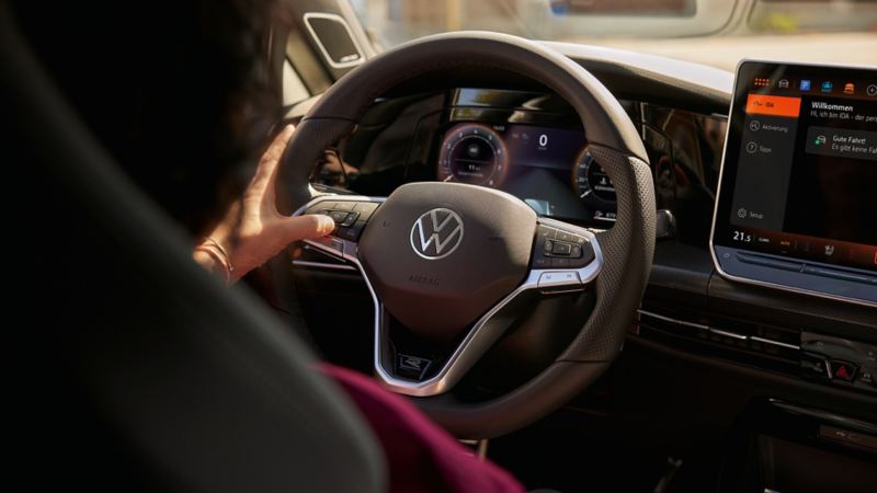 Ripresa ravvicinata del volante brandizzato Volkswagen.
