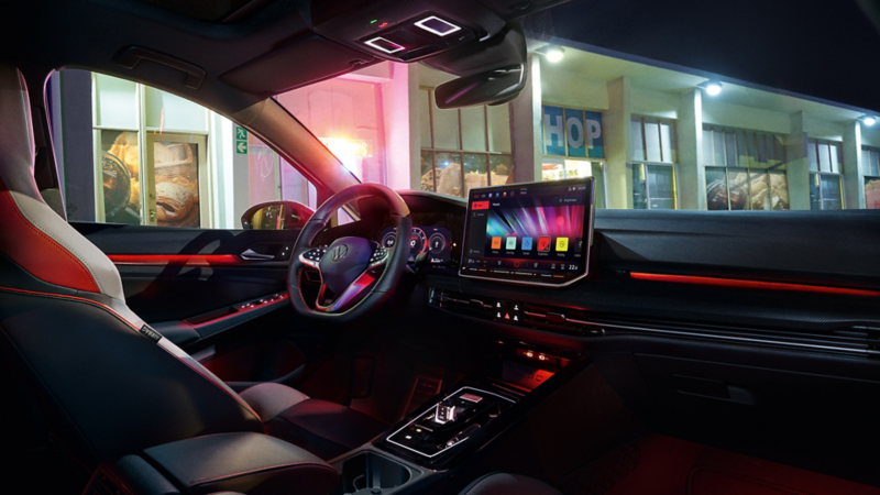 Innenraumansicht eines VW Golf GTI mit eingechalteter Ambientebeleuchtung.