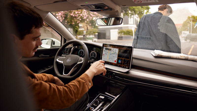 Interiör i VW Golf som visar den stora skärmen. 