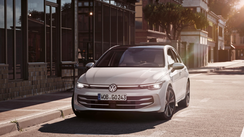 Volkswagen Golf ja IQ.LIGHT-valot edestä kuvattuna