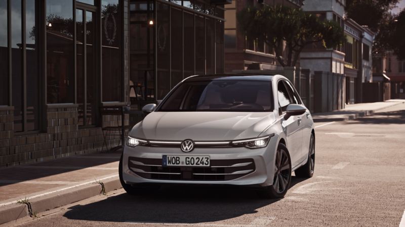 Volkswagen Golf ja IQ.LIGHT-valot edestä kuvattuna