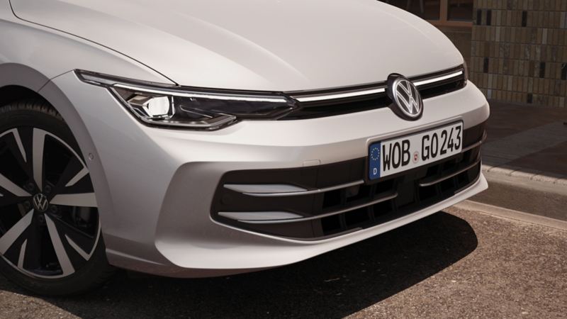 Volkswagen Golfin lataushybridi latauksessa autotallin edustalla pihatiellä