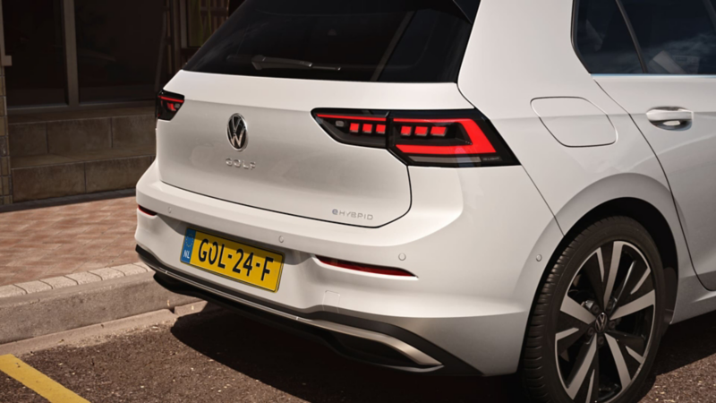 Achteraanzicht van een witte Golf