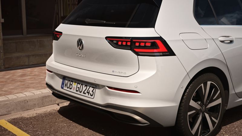 Aanzicht van de achterkant van een witte VW Golf.