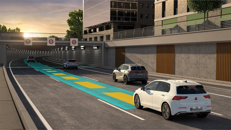 "Nowy Golf GTI w kolorze białym jadący autostradą z włączonym asystentem podróży. "