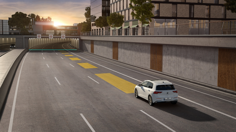 Illustrazione del funzionamento del sistema Adaptive Cruise Control (ACC) e sistema di frenata d'emergenza Front Assist.