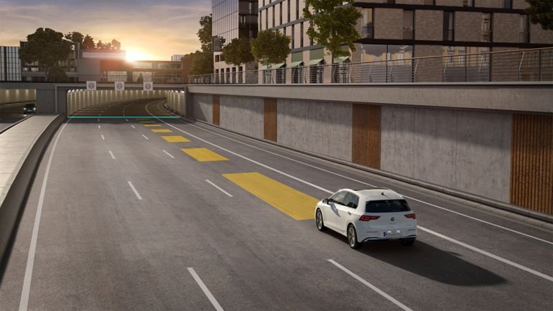 Weisser VW Golf bewegt sich im Strassenverkehr, dabei wird die automatische Distanzregelung ACC genutzt.