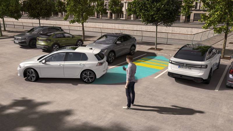 En hvid VW Golf bruger den visuelt synliggjorte Park Assist Plus til at parkere.