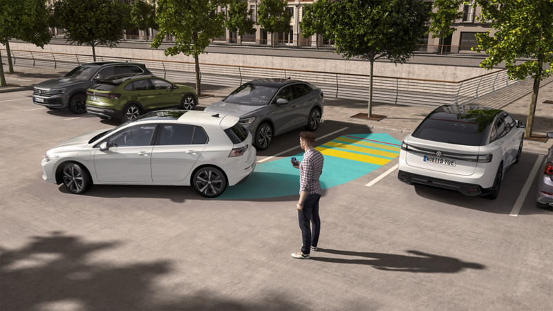 Ein weißer VW Golf nutzt den, in der Grafik visuell dargestellten Park Assist Pro zum Einparken.