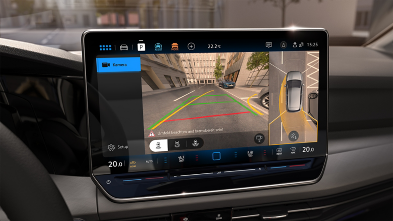 "Detailansicht auf den großen Bildschirm des VW Golf. Auf dem Bildschirm ist die Umgebungsansicht „Area View“ sichtbar. "