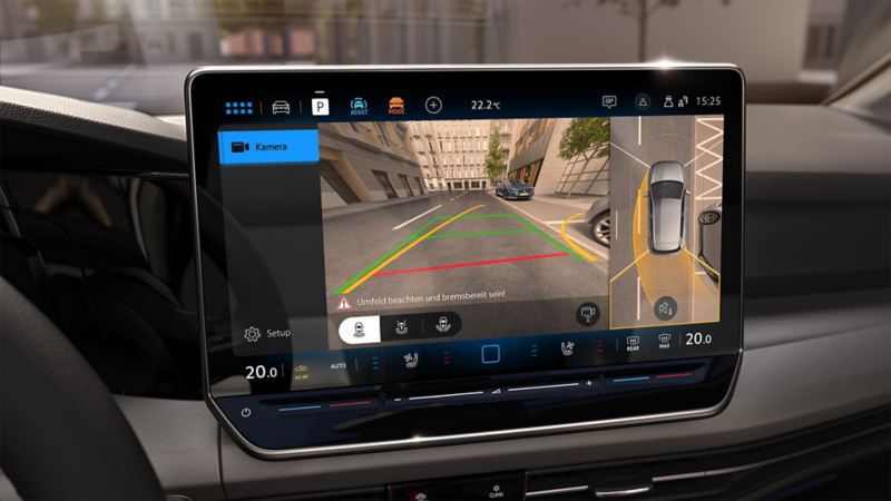 "Vue détaillée du grand écran de la VW Golf. Le système de vision périphérique Area View est visible à l’écran. "