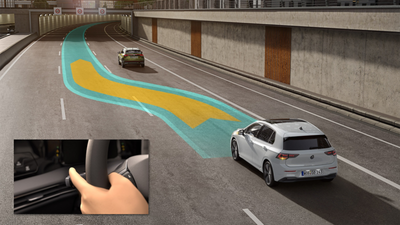 En vit VW Golf GTE kör på en motorväg med Travel Assist påslagen. 