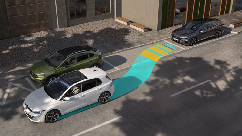 En hvid VW Golf bruger den visuelt synliggjorte Park Assist Plus til at parkere.