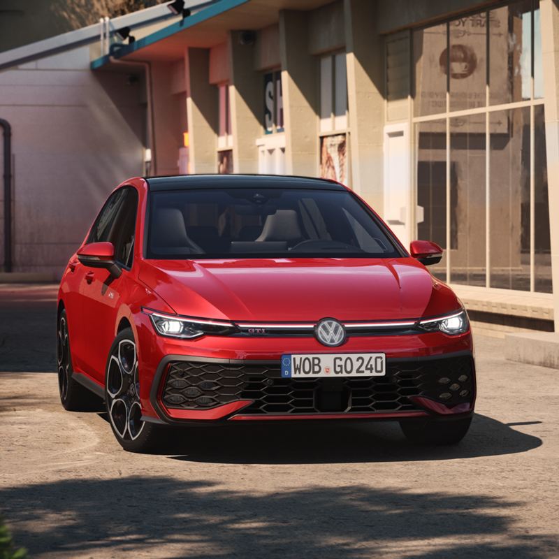 Μπροστινή άποψη ενός κόκκινου VW Golf GTI