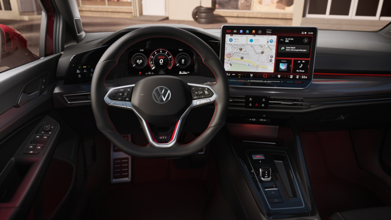 Vue de l’habitacle avant de la VW Golf GTI du point de vue du conducteur. Zoom sur l’affichage tête haute.