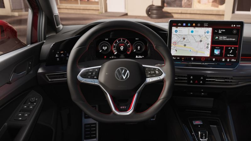 Blik op het interieur vooraan van een VW Golf GTI vanaf de bestuurdersstoel. De focus ligt op de Digital Cockpit.