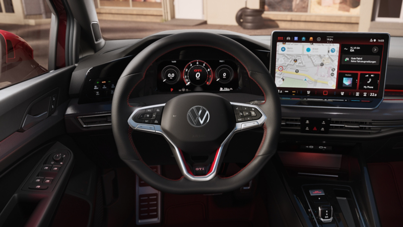 Blick auf den vorderen Innenraum des VW Golf GTI aus Sicht des Fahrers. Der Fokus liegt beim Digital Cockpit.
