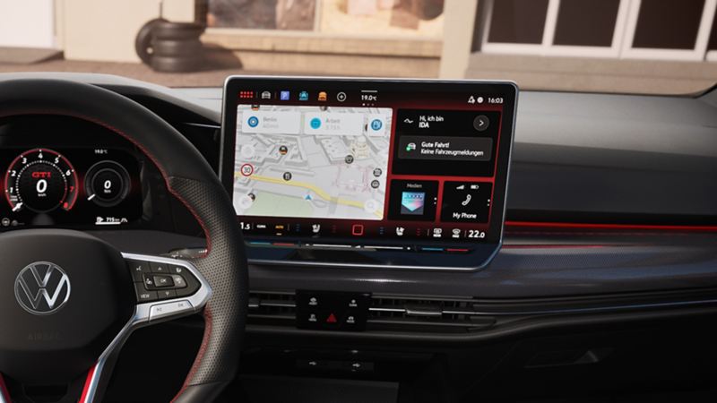 Detailed view of the cockpit in the Golf GTI with the IDA voice assistant in the display