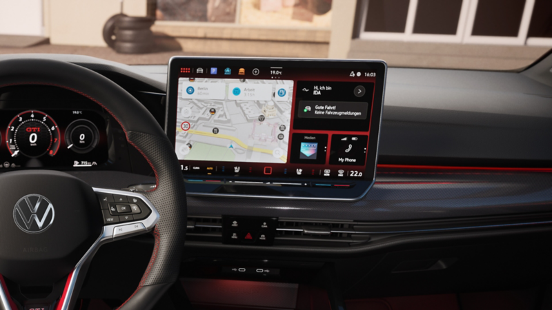 Detailed view of the cockpit in the Golf GTI with the IDA voice assistant in the display