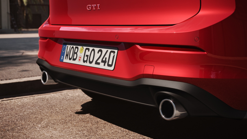En rød VW Golf GTI set bagfra med fokus på udstødningen.
