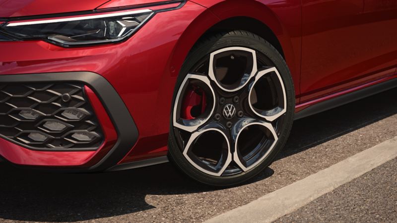 Röd VW Golf GTI med fokus på fälgarna.