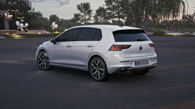 Πλευρική άποψη ενός λευκού VW Golf " "50 years".