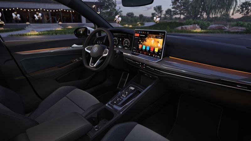 Blick auf den Innenraum eines VW Golf "Edition 50" mit eingeschalteter Ambientebeleuchtung.