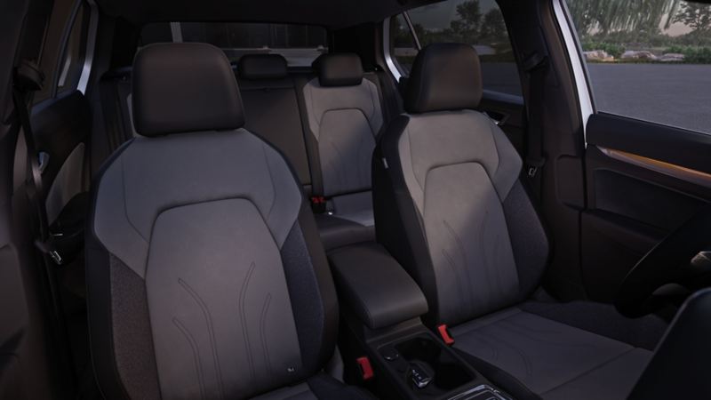 Detailansicht auf die Sitze eines VW Golf.