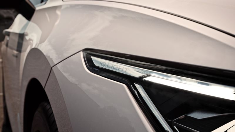 Detaljbild av vänster LED-matrix-strålkastare på en vit VW Golf.