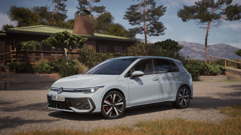 Grå Golf GTE foran hytte i bjergene