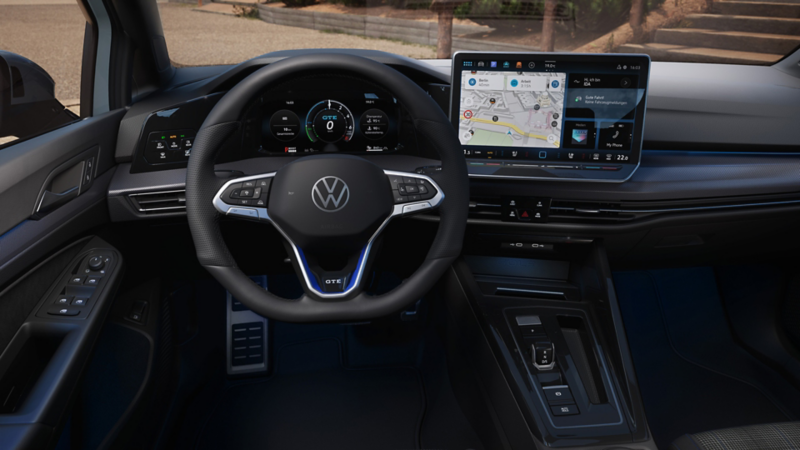 Vue de l’habitacle avant de la VW Golf du point de vue du conducteur. Zoom sur l’affichage tête haute.