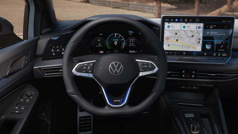 Blik op het interieur voorin van een VW Golf vanaf de bestuurdersstoel. De focus ligt op de Digital Cockpit. 