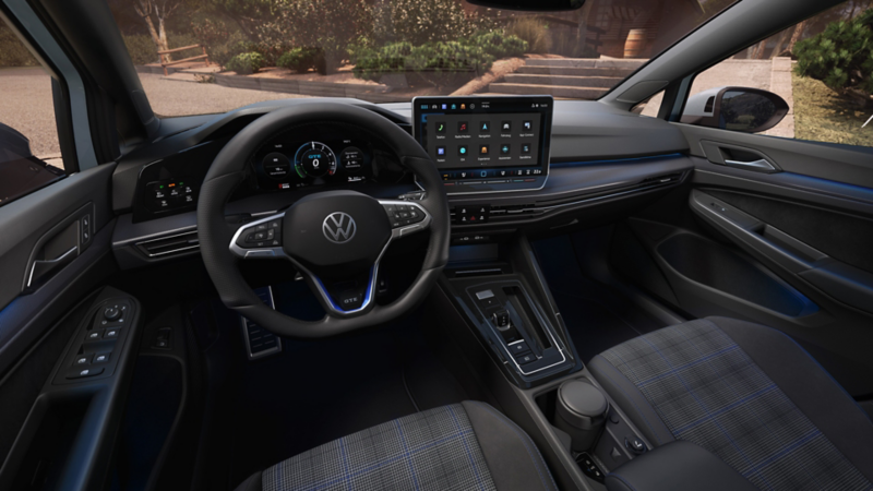 Interiör från en vit VW Golf GTE. 