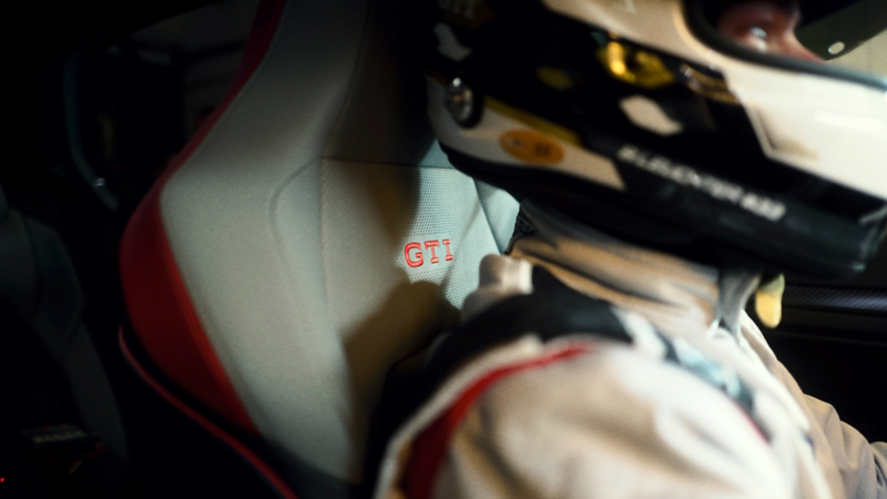 Gros plan sur le siège dans le dos d'un pilote dans la Golf GTI Clubsport.