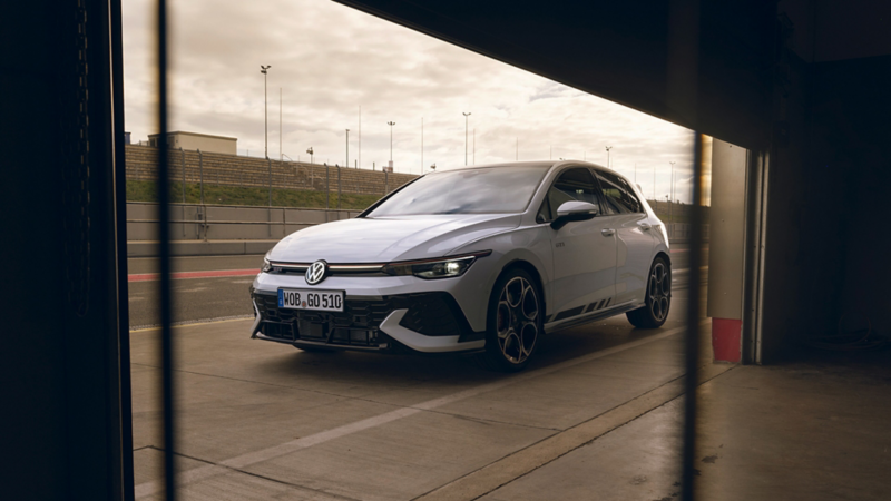 Golf GTI Clubsport jeździ po torze wyścigowym.