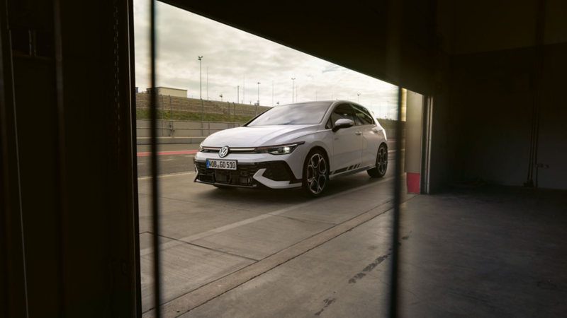 Golf GTI Clubsport jeździ po torze wyścigowym.