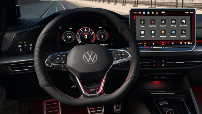 Vue sur le cockpit avec volant et système d'infodivertissement dans la VW Golf GTI Clubsport.