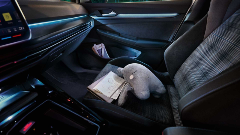 Blick auf den Beifahrersitz eines VW Golf GTE mit eingeschalteter, blauer Ambientebeleuchtung.