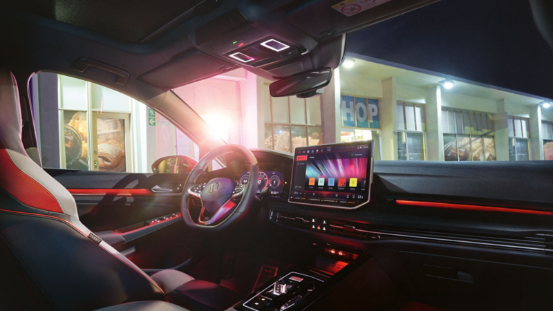 Die Ambientebeleuchtung beleuchtet die Fußräume, Mittelkonsole und weitere Details im Cockpit eines VW Golf GTI.