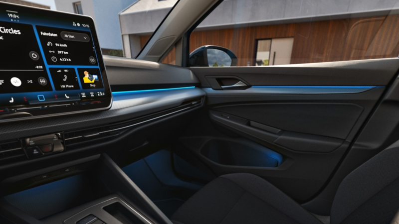 Blaue Ambientebeleuchtung im Innenraum eines VW Golf ENERGY.