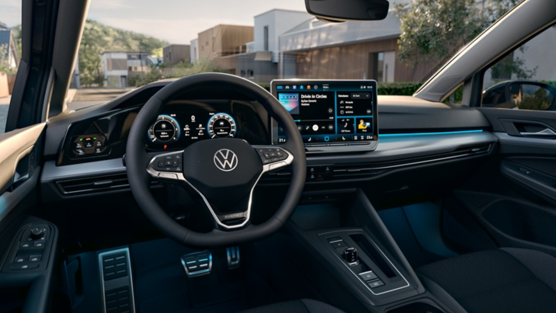 Innenraum eines VW Golf ENERGY mit Lenkrad und digitalem Display.