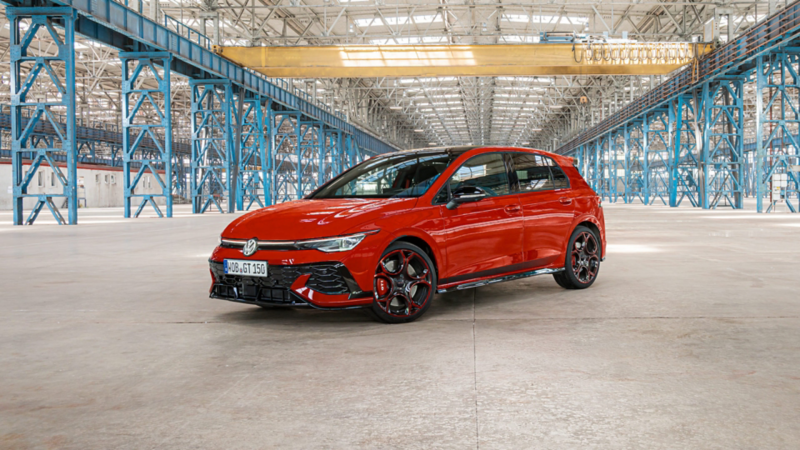 Czerwony Golf GTI EDITION 50 w hali fabrycznej.